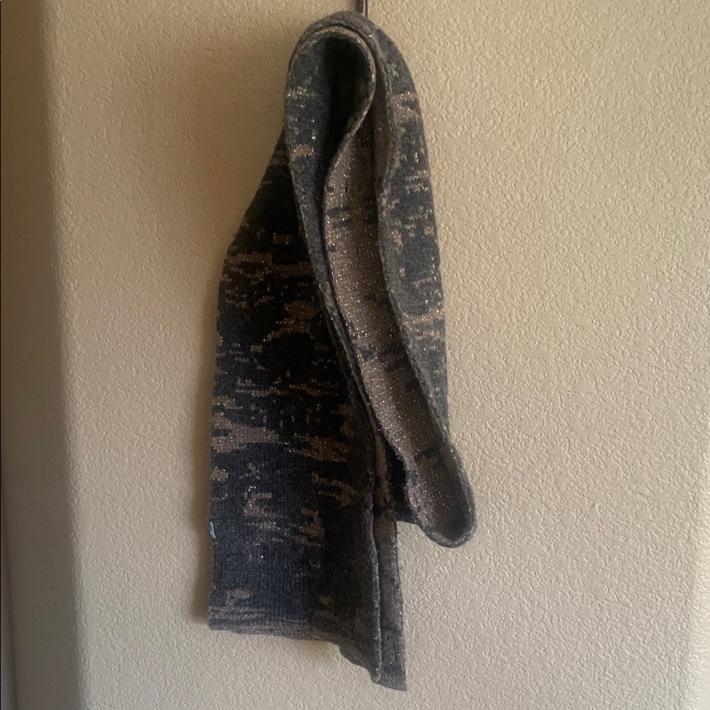 Reversible Beige and Gray Patterned Scarf - Picture 2 of 3